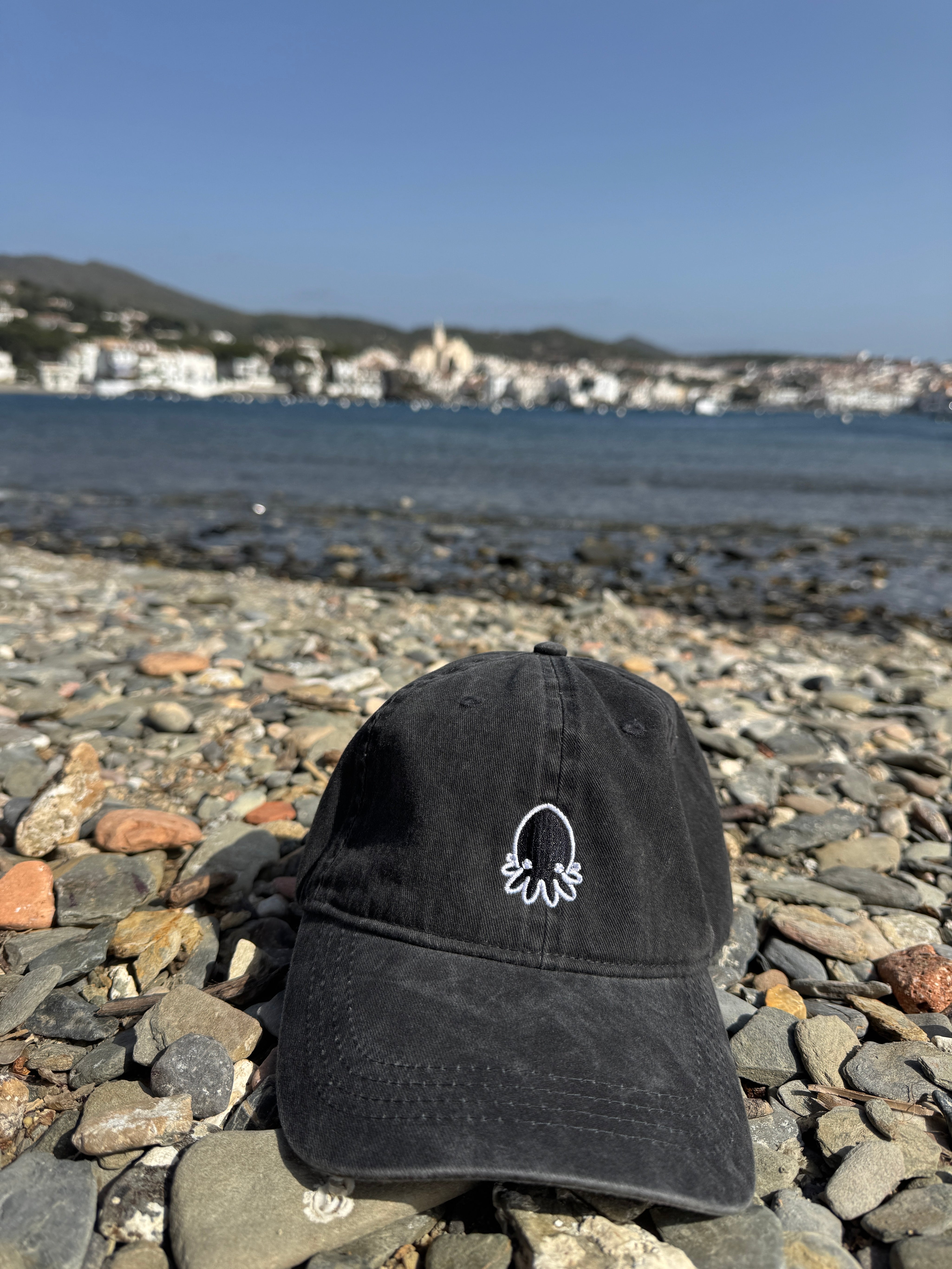 Gorra Negra Oktop logo bordado estilo urbano mediterráneo